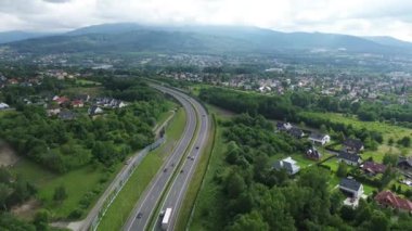 Dağlı yeşil tepelerin arasından yükseltilmiş yol