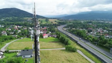 Otoyol manzaralı kırsal alanda hücresel anten kulesi