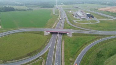 Kırsal kesimdeki karmaşık yol şebekesinin insansız hava aracı görünümü