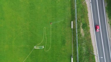 Güneşli bir günde otomatik fıskiyeli futbol sahası