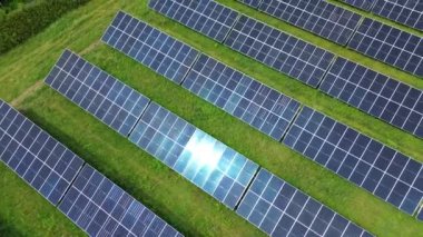 Yeşil Alandaki Güneş Panellerinin Havadan Çekimi