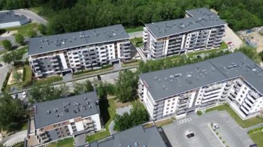 Avrupa 'da yeşil alanları olan çağdaş apartmanların havadan görünüşü