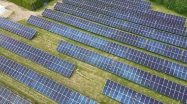 Günbatımında güneş panellerinin hava görüntüsü Temiz enerji güneş enerjisi çiftliği