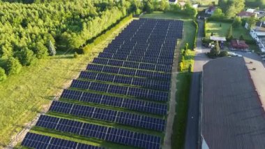 Güneşli bir alanda güneş panellerinden yenilenebilir enerji