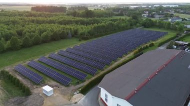 Yenilenebilir enerji üreten güneş panellerinin hava görüntüsü