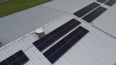 Güneş panelleri olan sanayi çatısı güneşten yeşil enerji üretiyor.