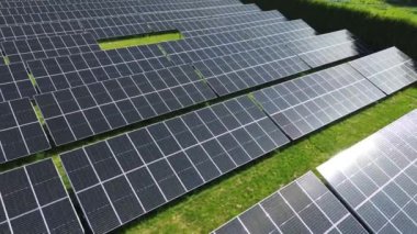 Güneş enerjisi panelleri güneş ışığını elektriğe dönüştürüyor