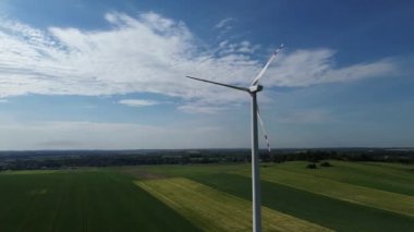 Uçsuz bucaksız tarım alanlarının ortasında tek bir rüzgar türbini