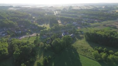 Ağaçlar ve yeşil tarlalarla çevrili banliyö evleri