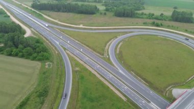 Yol kesişiminin yüksek açılı görüntüsü ve bitişik yeşil alanlar