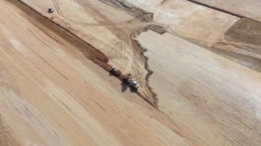 Toprak alanı düzleştiren inşaat araçları