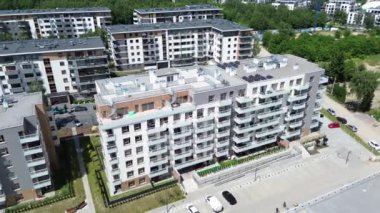 Modern daireleri ve yeşil alanları olan şehir manzarası