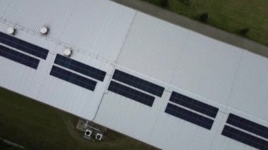 Günbatımı güneş çiftliği hava görüntüsü yenilenebilir enerji panelleri enerji üretiyor