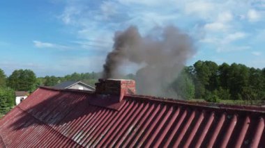 Bacadan gelen kirli hava katı yakıtlı Suburban eviyle ısınma dumanı