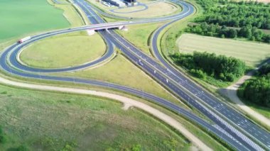 Kırsal kesimdeki karmaşık yol şebekesinin insansız hava aracı görünümü