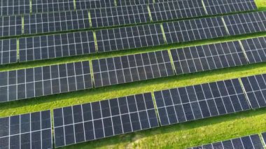 Yenilenebilir enerji güneş çiftliği, yukarıdan yeşillikler arasında