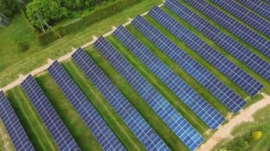 Güneş panelleri bir alanda yeşil güç üretiyor