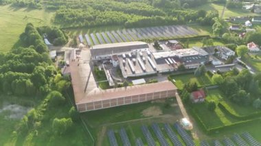 Entegre güneş enerjisi santrali olan sanayi tesisleri