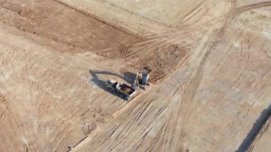 Toprak taşıma ekipmanları büyük bir alanda çalışıyor