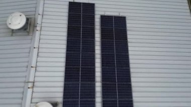 Güneş panelleri olan sanayi binası güneş ışığından yeşil enerji yakalıyor