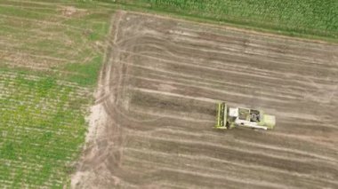 Kırsal kesimde tarım makineleri üzerinde çalışan hava görüntüsü