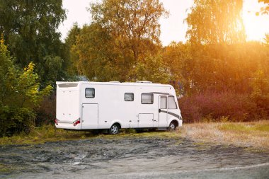 Doğal bir manzaraya parkedilmiş bir karavan.