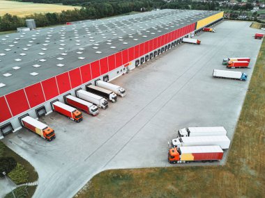Depo Tesisine yanaşan Kamyon Üst Görünümü