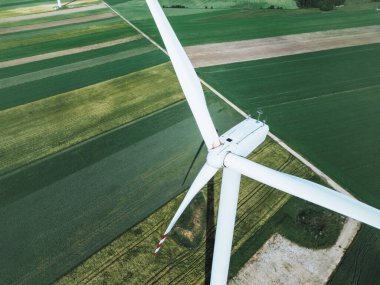 Kırsal tarım alanında dik duran rüzgar türbini