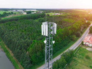 Uzak Orman Bölgesindeki Mobil Sinyal Kulesi