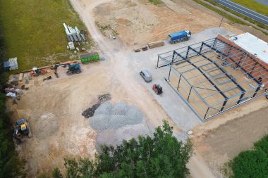 Yukarıdan makineli ve kazıcılı inşaat sahası