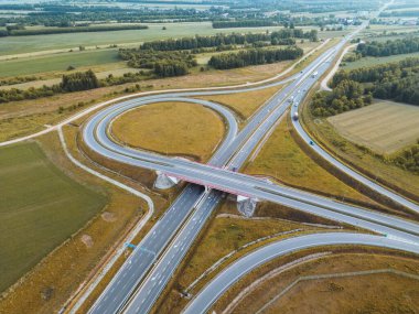 Kırsal Avrupa 'da ana rotaları birbirine bağlayan otoyol kavşağı