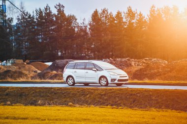 Kırsal alanda güvenli ve rahat bir SUV sürücüsü