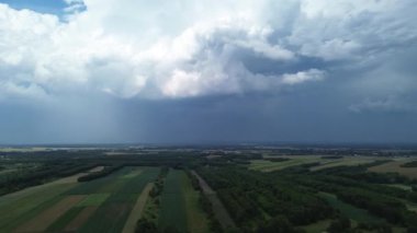 Yaklaşan fırtına bulutlarının altında geniş alanlar