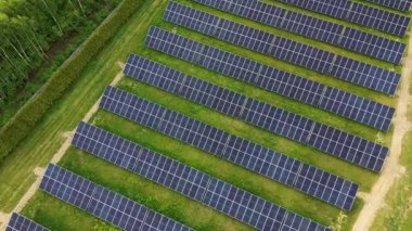 Yenilenebilir enerji için verimli güneş enerjisi birikiyor. Sürdürülebilir gelecekteki enerji kaynağı.