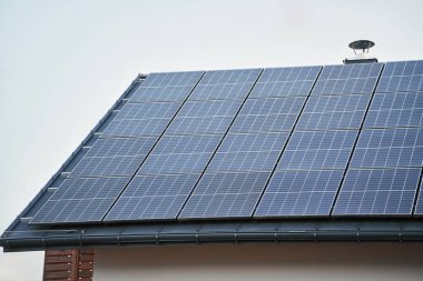 Çatı güneş panelleri güneş ışığından faydalanıyor