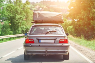 Yeşil Park Yolu yakınında tatilde olan Retro karavan.