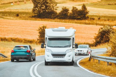 Kırsal yolda giden antika bir karavan.