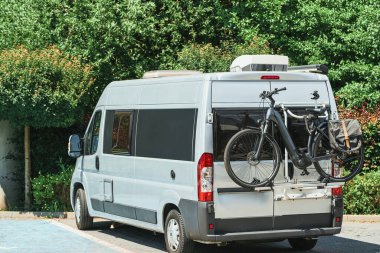 Green Park 'ın yakınındaki yolda klasik bir karavan.