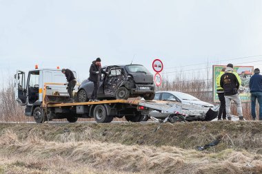 02.02.2024 Polonya, Avrupa. Toyota Yaris T-Bone araba kazası. Modern aile arabası kaza yaptı. Yolunda bozuk bir araba olan çekici. Çekici yolda bir hatchback yüklüyor. Araba kazası alanı.