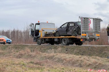 02.02.2024 Polonya, Avrupa. Siyah Toyota Yaris yan çarpma sonucu bir arabanın çekiciye ihtiyacı olur. Başka bir aracın çarptığı bir araba bir çekici tarafından çekiliyor.