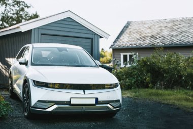 17.04.2024 Norveç, Avrupa. Parlak beyaz elektrikli SUV Hyundai IONIQ 5 dışarıda park halinde.