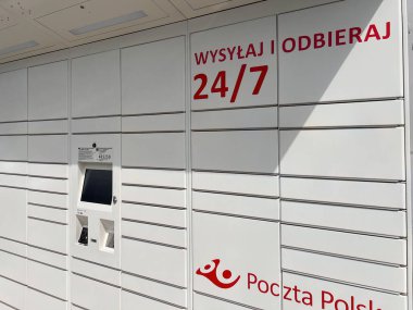 Modern paket dolabı 06.29.2024 Polonya, Avrupa kırsal bölgesinde..