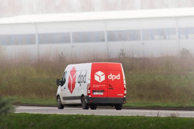 02.04.2024 Polonya, Avrupa. DPD Van, Polonya Otobanı 'nda Paketleri Çabuk Teslim Etti