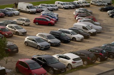 Şehirdeki korumasız otopark. Polonya, Krakow 01.05.2024.