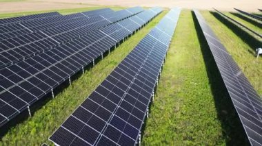 Güneş Enerjisi Kurulumunun Yakın Çekimi: Bir Avrupa Izgarasında Sürdürülebilir Enerji Üretimi