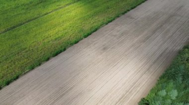 Hazırlanmış tarım arazilerinin temiz hava görüntüsü saban modelleri gösteriyor