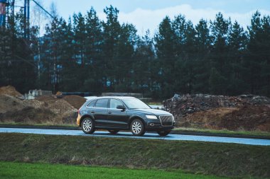 Modern SUV doğada otoyolda seyahat eder.