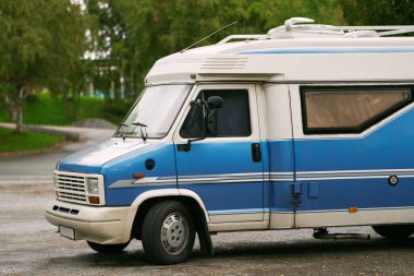 Mavi karavan huzurlu bir yere park edilmiş.