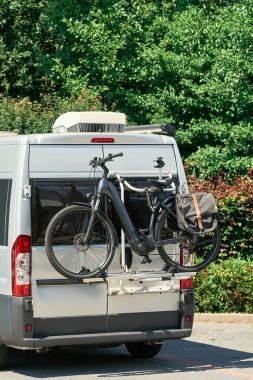 Yeşil Park Yolu yakınında tatilde olan Retro karavan.