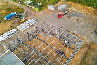 Kamyon ve malzemeli inşaat alanının havadan görüntüsü